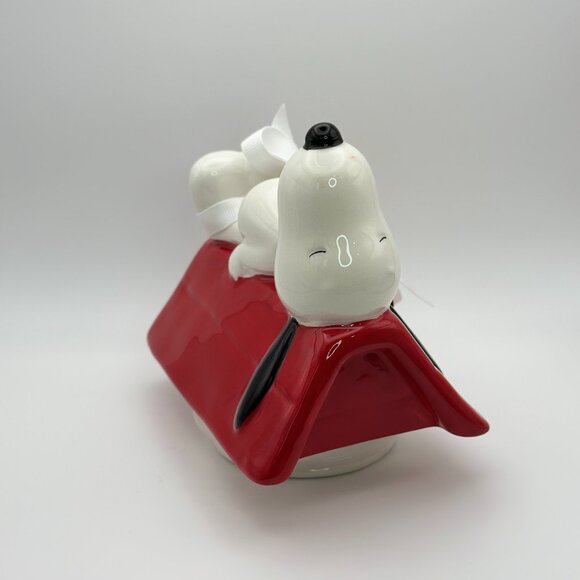 Snoopy Red Doghouse-shaped cookie jar by Rae Dunn | Cookie jar | Ceramic jar - Picture 13 of 14
